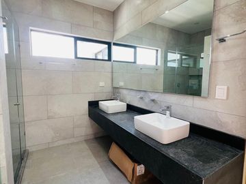 CASA EN VENTA EN RESIDENCIAL ARBOLADA