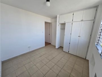 SE VENDE ACOGEDOR Y REMODELADO APARTAMENTO  EN AVE.12 DE OCTUBRE AQ