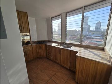 SE VENDE ACOGEDOR Y REMODELADO APARTAMENTO  EN AVE.12 DE OCTUBRE AQ