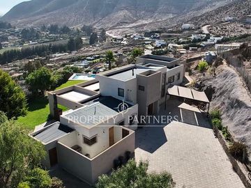 Amplia casa con vista privilegiada en Cerro Grande