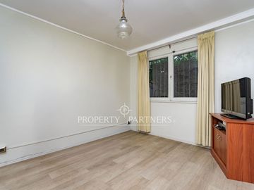 Casa con gran potencial de remodelación en sector Atenas, con amplios jardines.