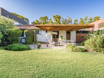 Casa con gran potencial de remodelación en sector Atenas, con amplios jardines.