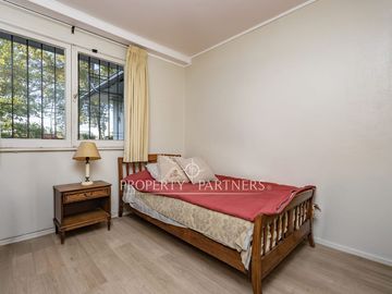 Casa con gran potencial de remodelación en sector Atenas, con amplios jardines.