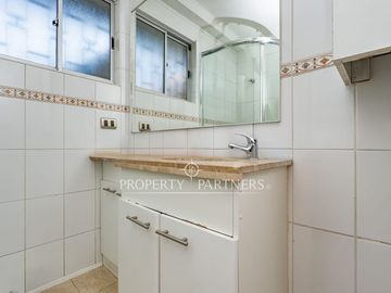 Casa con gran potencial de remodelación en sector Atenas, con amplios jardines.