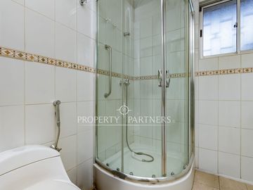 Casa con gran potencial de remodelación en sector Atenas, con amplios jardines.