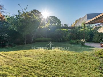 Casa con gran potencial de remodelación en sector Atenas, con amplios jardines.