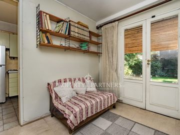Casa con gran potencial de remodelación en sector Atenas, con amplios jardines.