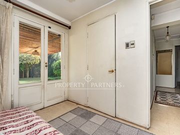 Casa con gran potencial de remodelación en sector Atenas, con amplios jardines.