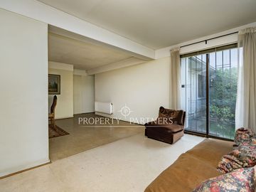 Casa con gran potencial de remodelación en sector Atenas, con amplios jardines.