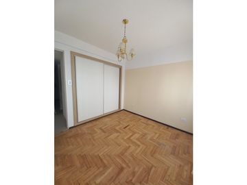 3 AMBIENTES A LA CALLE CON BALCON SALIENTE - BOLIVAR 2580
