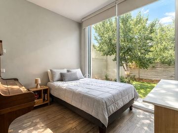 Departamento mariposa en primer piso con patio privado, Av. Las Condes