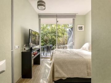 Departamento mariposa en primer piso con patio privado, Av. Las Condes