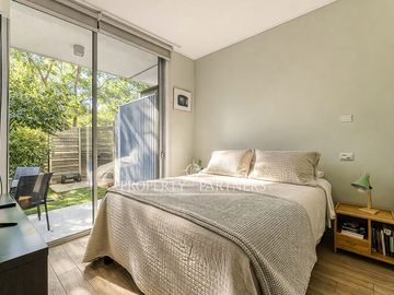 Departamento mariposa en primer piso con patio privado, Av. Las Condes