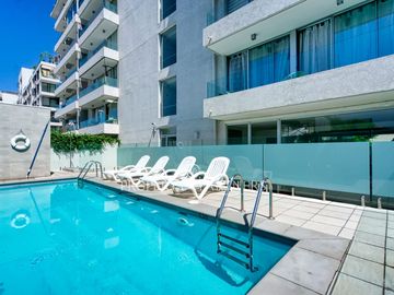 Departamento mariposa en primer piso con patio privado, Av. Las Condes