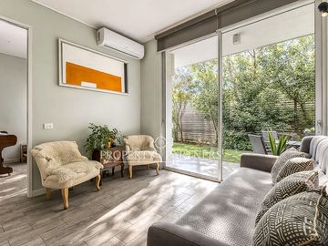 Departamento mariposa en primer piso con patio privado, Av. Las Condes