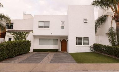 CASA EN VENTA ZONA BOSQUES TRES MARÍAS