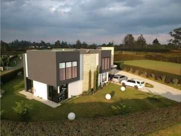 Casa campestre en Urbanización cerrada Llanogrande