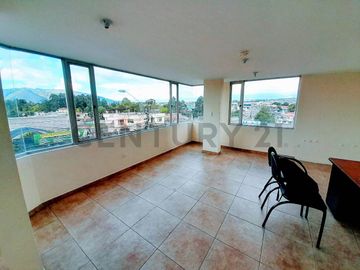 3 oficinas de renta en Sangolquí Los Chillos, Edificio moderno.