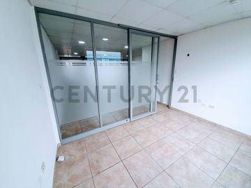 3 oficinas de renta en Sangolquí Los Chillos, Edificio moderno.