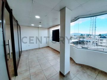 3 oficinas de renta en Sangolquí Los Chillos, Edificio moderno.