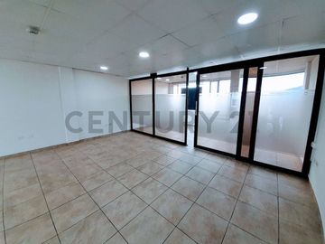 3 oficinas de renta en Sangolquí Los Chillos, Edificio moderno.
