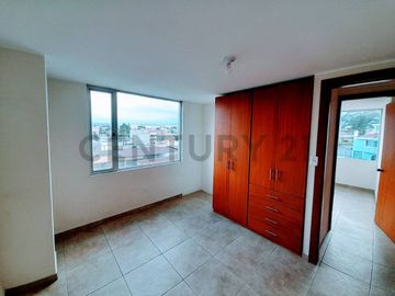 3 oficinas de renta en Sangolquí Los Chillos, Edificio moderno.