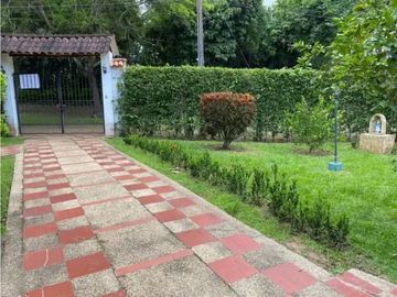 Casa tipo finca en venta en Carmen de Apicalá – Con piscina y zona BBQ