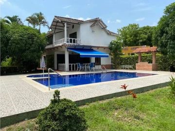 Casa tipo finca en venta en Carmen de Apicalá – Con piscina y zona BBQ