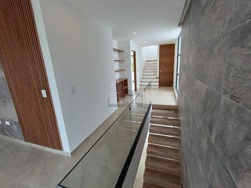 Casa en venta Residencial Vía Cumbres, Cancun de 4 recamaras y 4 baños completos, cuarto servicio