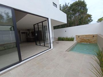 Casa en venta Residencial Vía Cumbres, Cancun de 4 recamaras y 4 baños completos, cuarto servicio