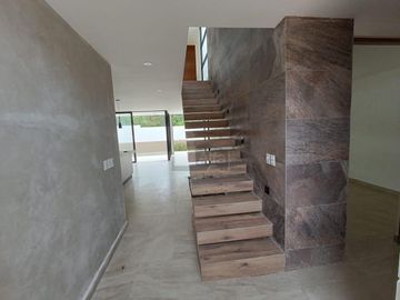 Casa en venta Residencial Vía Cumbres, Cancun de 4 recamaras y 4 baños completos, cuarto servicio