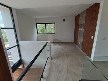 Casa en venta Residencial Vía Cumbres, Cancun de 4 recamaras y 4 baños completos, cuarto servicio