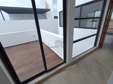 Casa en venta Residencial Vía Cumbres, Cancun de 4 recamaras y 4 baños completos, cuarto servicio