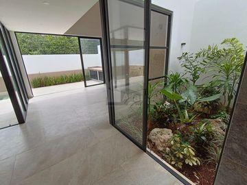 Casa en venta Residencial Vía Cumbres, Cancun de 4 recamaras y 4 baños completos, cuarto servicio