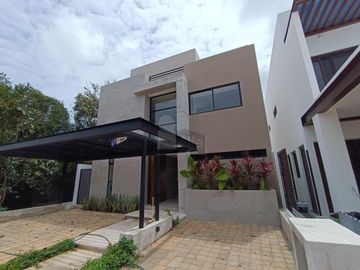 Casa en venta Residencial Vía Cumbres, Cancun de 4 recamaras y 4 baños completos, cuarto servicio