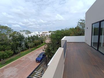 Casa en venta Residencial Vía Cumbres, Cancun de 4 recamaras y 4 baños completos, cuarto servicio