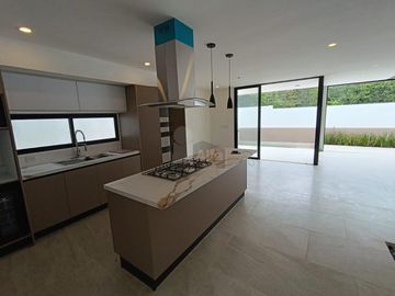 Casa en venta Residencial Vía Cumbres, Cancun de 4 recamaras y 4 baños completos, cuarto servicio