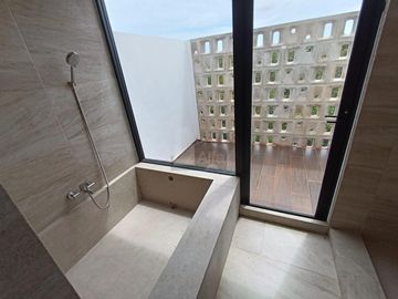 Casa en venta Residencial Vía Cumbres, Cancun de 4 recamaras y 4 baños completos, cuarto servicio