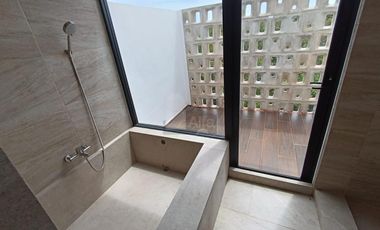 Casa en venta Residencial Vía Cumbres, Cancun de 4 recamaras y 4 baños completos, cuarto servicio