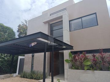 Casa en venta Residencial Vía Cumbres, Cancun de 4 recamaras y 4 baños completos, cuarto servicio