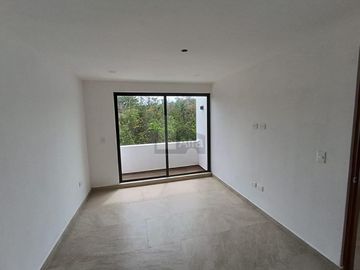 Casa en venta Residencial Vía Cumbres, Cancun de 4 recamaras y 4 baños completos, cuarto servicio