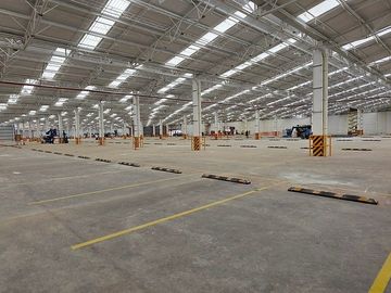 Bodega 7136m2 en parque industrial Vallejo con andenes