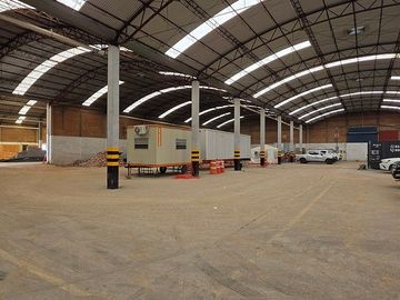 Bodega 7136m2 en parque industrial Vallejo con andenes