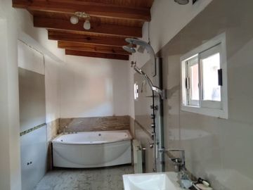 CASA EN Bº ROCA: 3 DORM SUITE, QUINCHO MAS GARAGE
