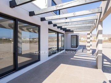 Casa nueva estilo mediterráneo en condominio exclusivo en Serena Golf