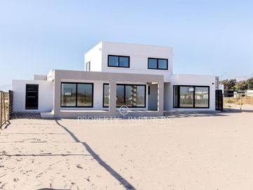 Casa nueva estilo mediterráneo en condominio exclusivo en Serena Golf