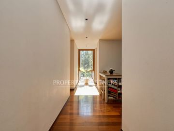 Departamento con finas terminaciones y con jardín privado