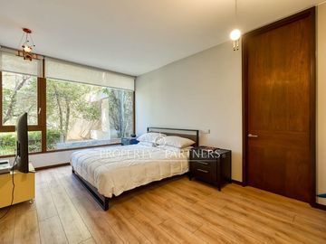Departamento con finas terminaciones y con jardín privado