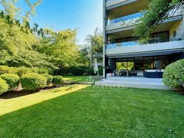 Departamento con finas terminaciones y con jardín privado