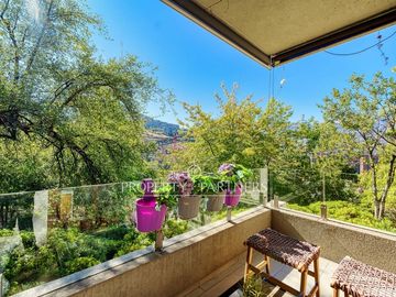 Departamento con finas terminaciones y con jardín privado